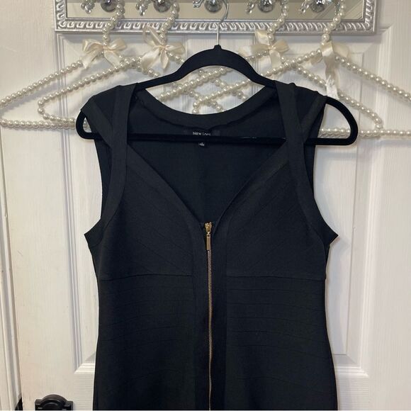 Elegant Black Sleeveless Dress w/Gold Zipper Detail - Picture 2 of 8